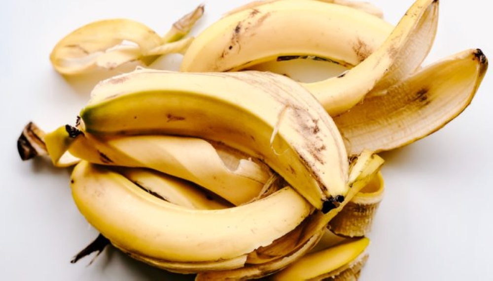Banana peels are said to help with teeth whitening. Photo/Net