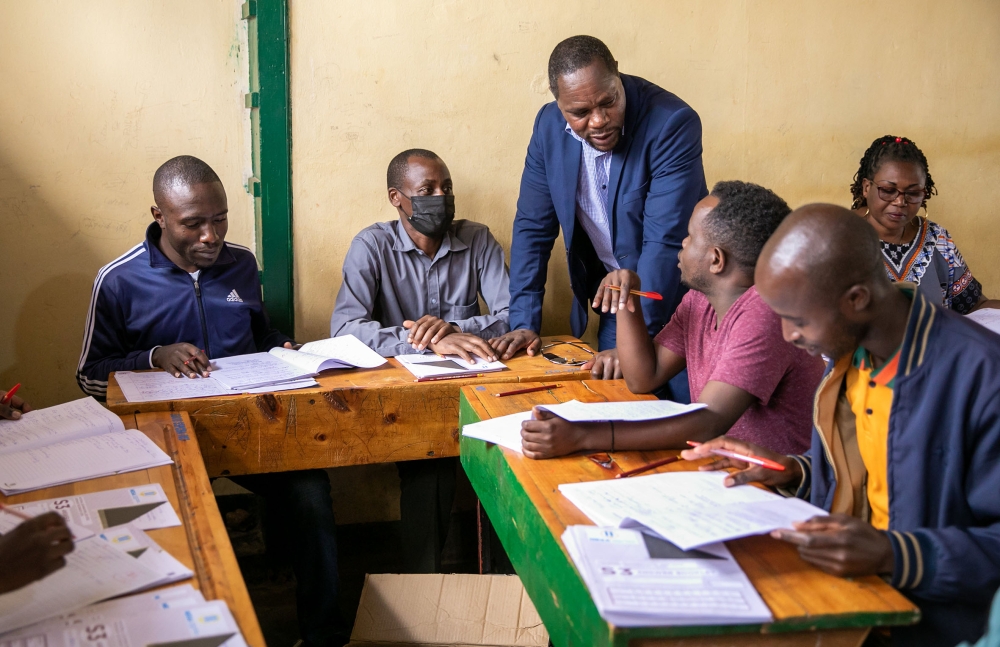 Bernard Bahati, the Director General of the National Examinaion and School Inspection Authority (NESA), speaks to
teachers on duty marking exam papers at Groupe Scolaire Officiel de Butare marking centre in Huye District on Monday,
August 22. Bahati revealed that marking for all national examinations will be concluded by the end of August 2022 and the
arrangements for national examinations cost Rwf13 billion. Photo: Olivier Mugwiza.