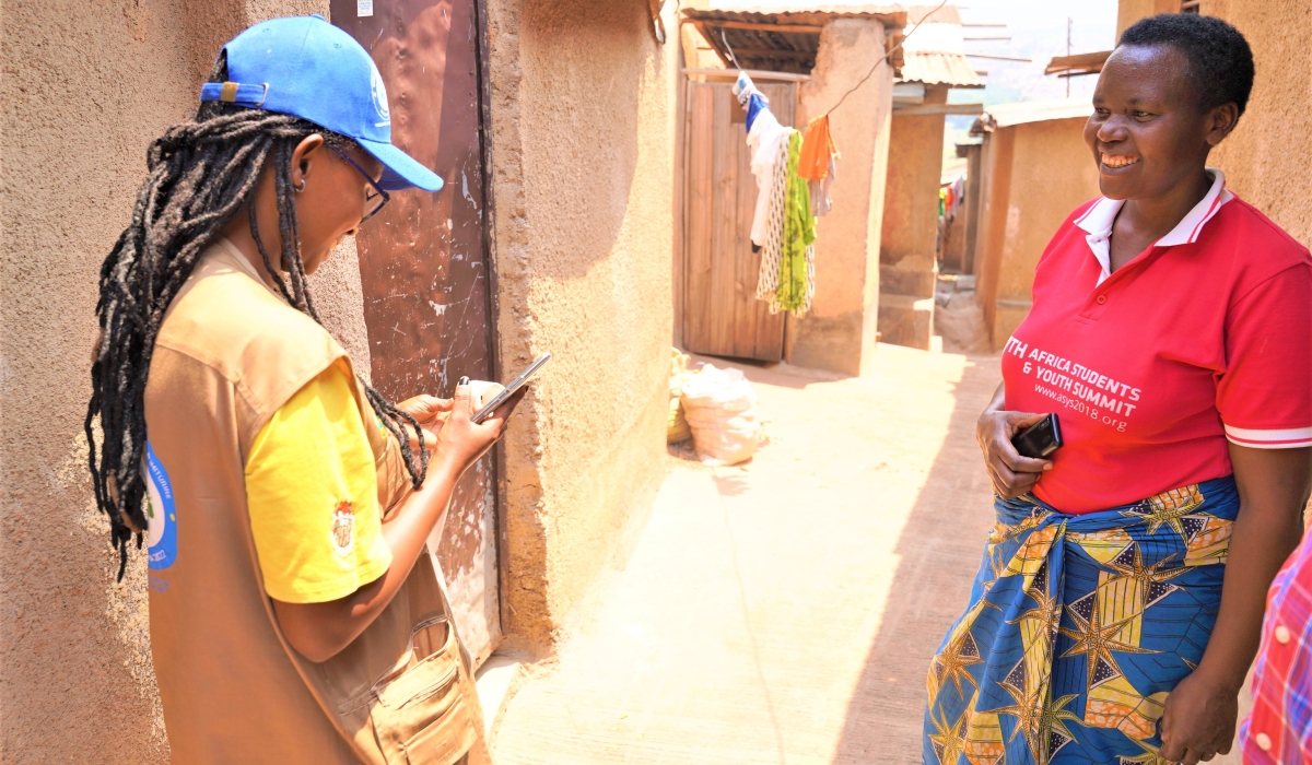 An enumerator interacts with a resident during the National Census in Kimihurura sector  on Aug 16 . Craish Bahizi.jpg