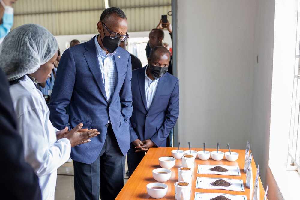 President Paul Kagame visits Rugabano Tea Factory in Karongi District on the final leg of his four-day tour of the Southern and Western provinces, on Sunday, August 28. Addressing farmers at the country’s second biggest tea buyer, Kagame pledged to have necessary infrastructure in place to facilitate an increase in tea yield. / Photo: Village Urugwiro