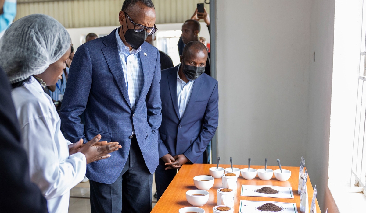 President Paul Kagame visits Rugabano Tea Factory in Karongi District on the final leg of his four-day tour of the Southern and Western provinces, on Sunday, August 28. Addressing farmers at the country’s second biggest tea buyer, Kagame pledged to have necessary infrastructure in place to facilitate an increase in tea yield. / Photo: Village Urugwiro