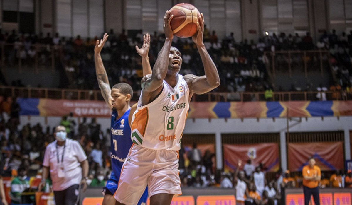 Ivory Coast player with the ball during the game. Internet