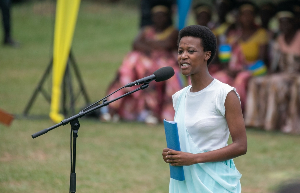 Viviane Uwababyeyi recites a poem before President Paul Kagame during a rally in Nyamasheke District. Photo: Olivier Mugwiza.