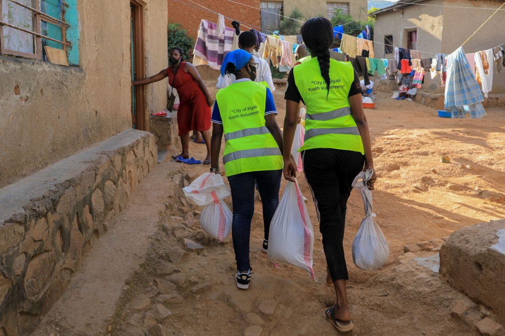 Youth volunteers distribute foodstuff to vurnerable families during the lockdown in 2020. Photo: Craish Bahizi.