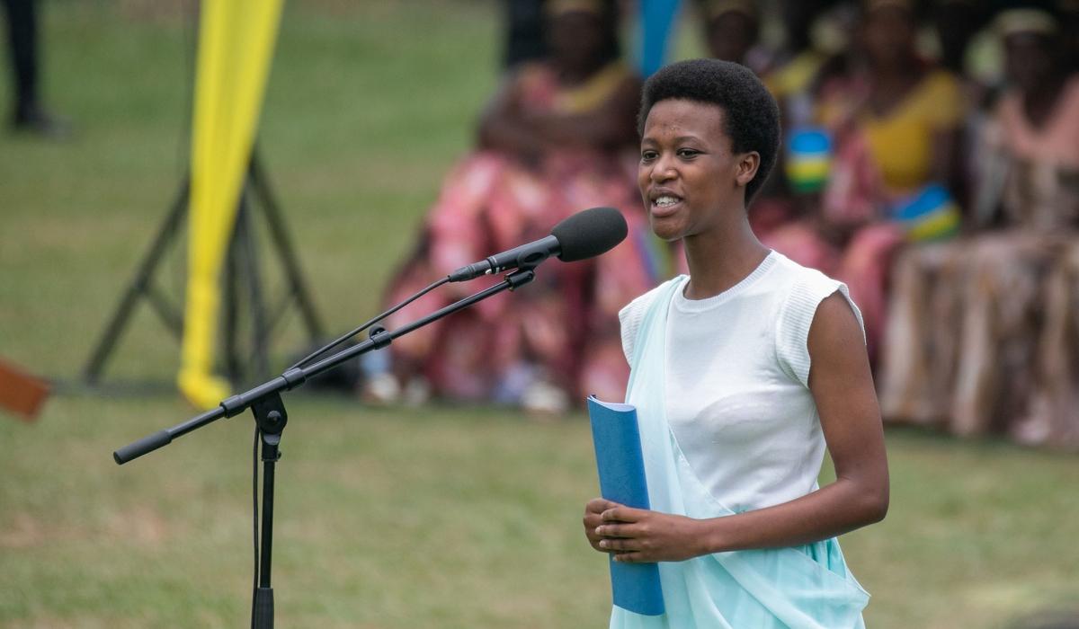 Viviane Uwababyeyi recites a poem before President Paul Kagame during a rally in Nyamasheke District. Photo: Olivier Mugwiza.