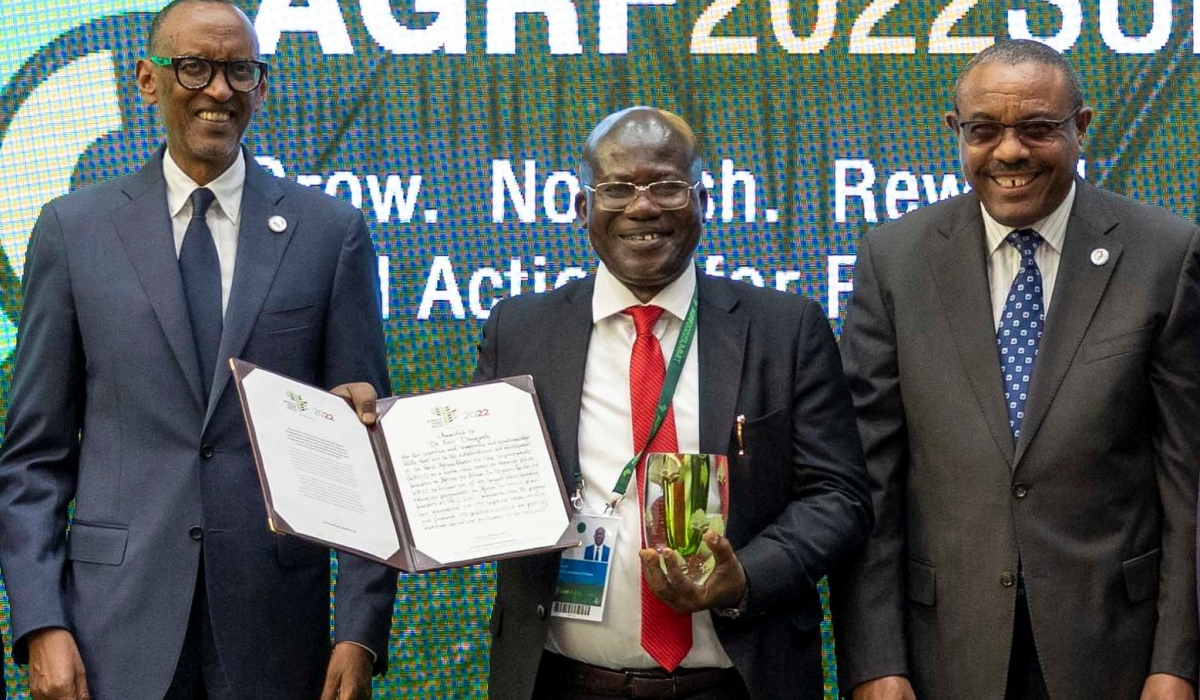 President Kagame and  Hailemariam Desalegn, the former Ethiopian Prime Minister and the chairperson of AGRF Partners Group (left)  hand over the award to Eric Yirenkyi Danquah, the winner of the 2022 Africa Food Prize.  Photo by Village Urugwiro