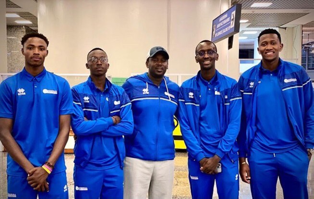 The national U-23 basketball head coach Moise Mutokambali (C) with some of the players on their way to Romania. / Photo: Courtesy