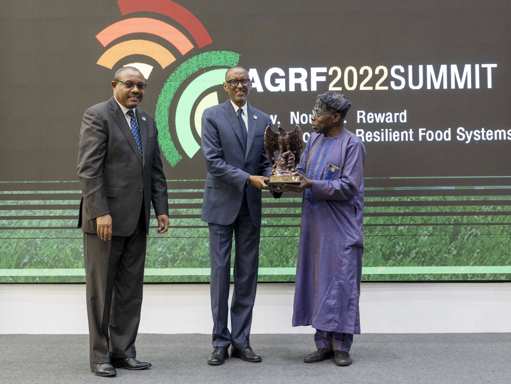President Paul Kagame and Hailemariam Desalegn, the former Ethiopian Prime Minister and the chairperson of AGRF Partners Group award Olusegun Obasanjo during the 2022 Africa Food Prize Award Ceremony in Kigali on September 7,2022.  Kagame paid tribute to the outgoing chair of the Africa Food Prize Committee, Olusegun Obasanjo who is also the former president of Nigeria for his dedication to farming in Africa. Photo by Village Urugwiro