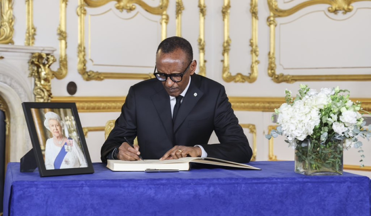 President Kagame signs the book of condolences at Lancaster House ahead of Her Late Majesty Queen Elizabeth II’s funeral tomorrow. / Photo: Village Urugwiro
