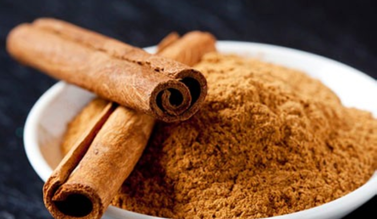 Superfood, Ceylon-Zimt, Zimt, Pulver, Stangen, Schalchen, schwarzer Untergrund, Schiefer