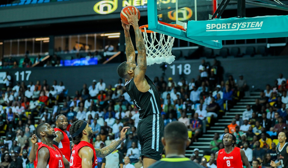 Patriots’ Center Kendall Gray dunks during the game.Gray has revealed that he played the finals of the Rwanda Basketball League play offs while injured.  Photo by Dan Nsengiyumva