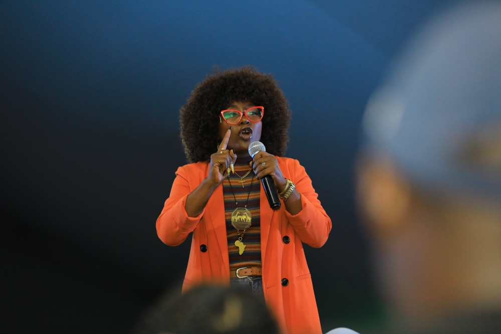 The Ugandan comedian, Anne Kansiime put up a successful performance on Sunday in a full packed Kigali Conference and Exhibition Central  known as Camp Kigali on Sunday 25. Craish Bahizi