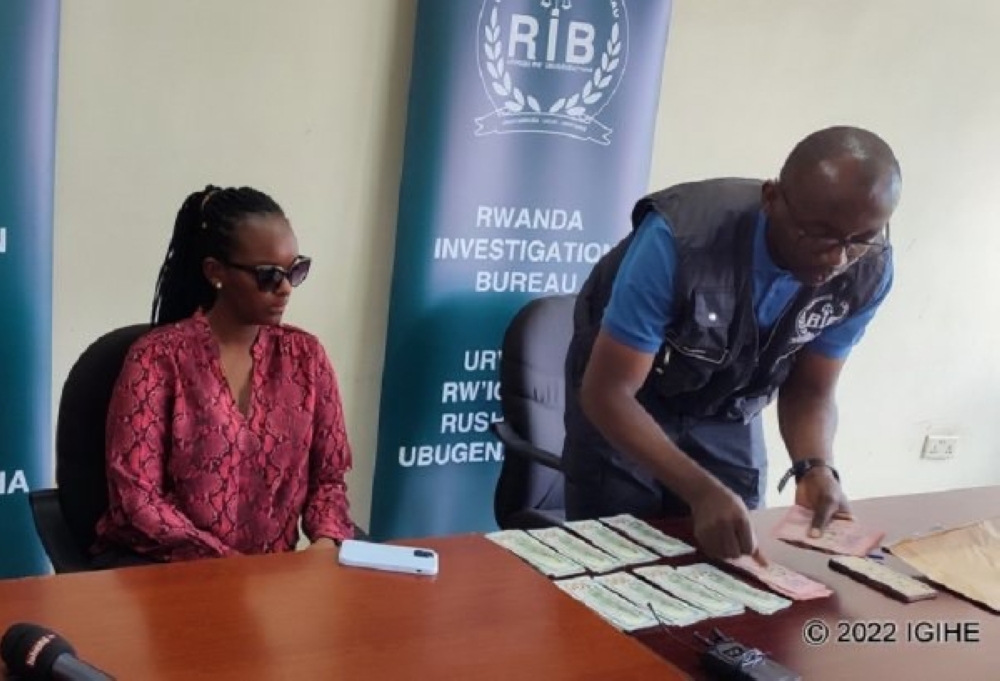 Miss Rwanda 2012 Aurore Mutesi Kayibanda prepares to receive from Rwanda Investigation Bureau (RIB) the money that was recovered from a houseworker who stole it from her. / Photo: Igihe