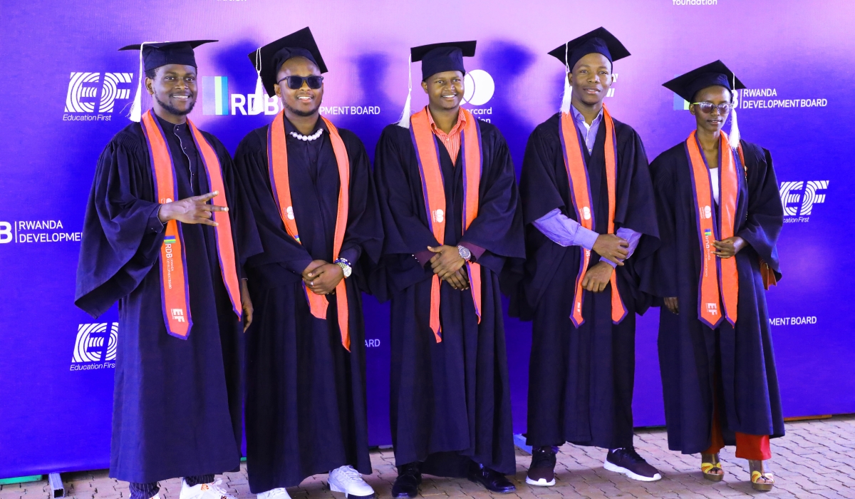 Some of 1000 service providers and entrepreneurs in the tourism and hospitality industry who graduatesd on September 30 .