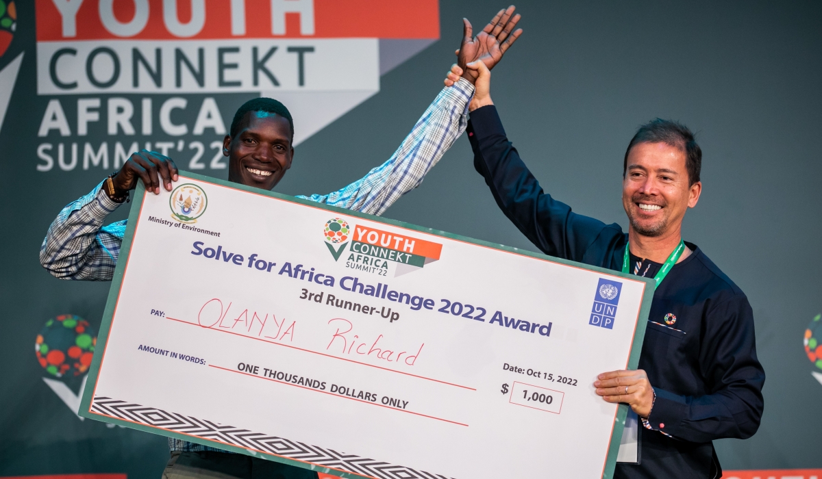 Olanya Richard from Uganda receives his cheque of 1000$ at the conclusion of the 2022 Youth Connect Summit in Kigali on October 15. Olanya is among youths who shared what they learnt at the Summit. Olivier M