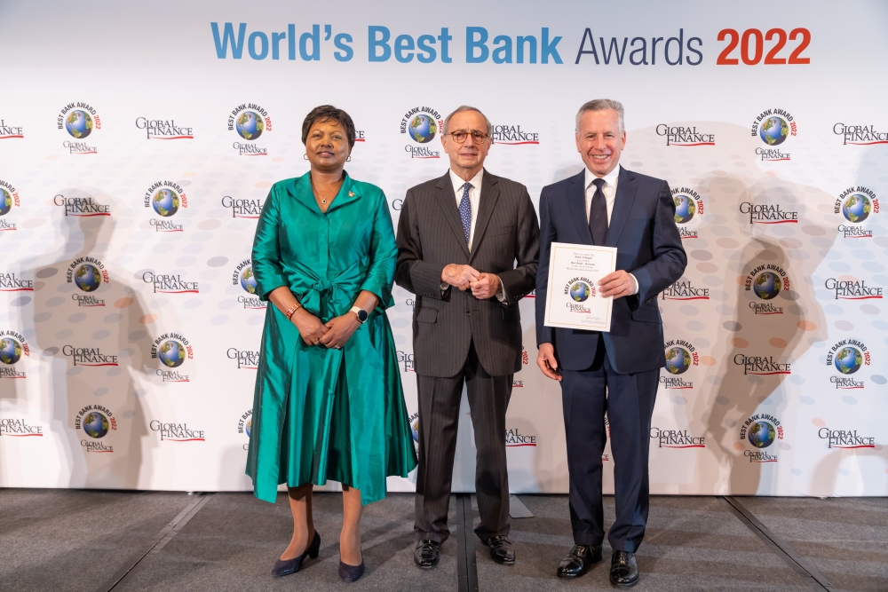 Marc Holtzman, Chairman of the Board of Directors of Bank of kigali receiving the award and Mathilde MUKANTABANA, Ambassador of Rwanda to the United States of America during the awarding ceremony.
