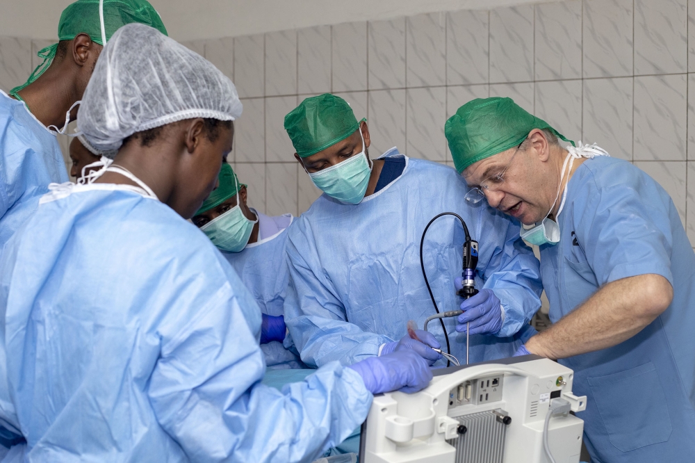 Medics during a surgical operation at Kacyiru Hospital. The Chamber of Deputies adopted the relevance of the draft
law regulating the use of human organs, tissues and cells on Wednesday, October 19. Photo: File.