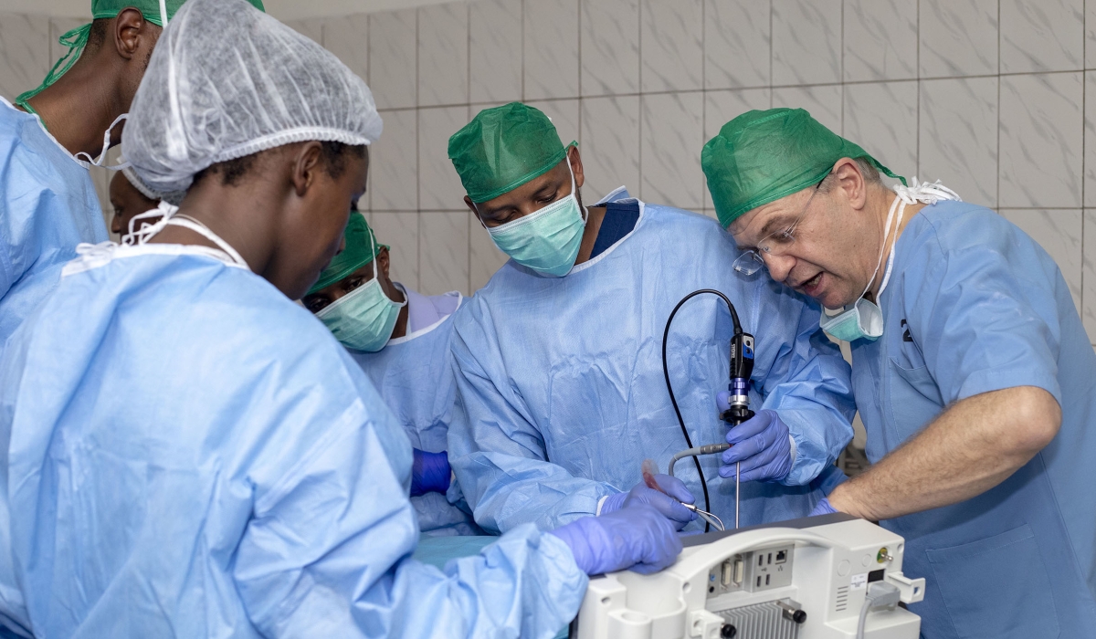 Medics during a surgical operation at Kacyiru Hospital. The Chamber of Deputies adopted the relevance of the draft
law regulating the use of human organs, tissues and cells on Wednesday, October 19. Photo: File.
