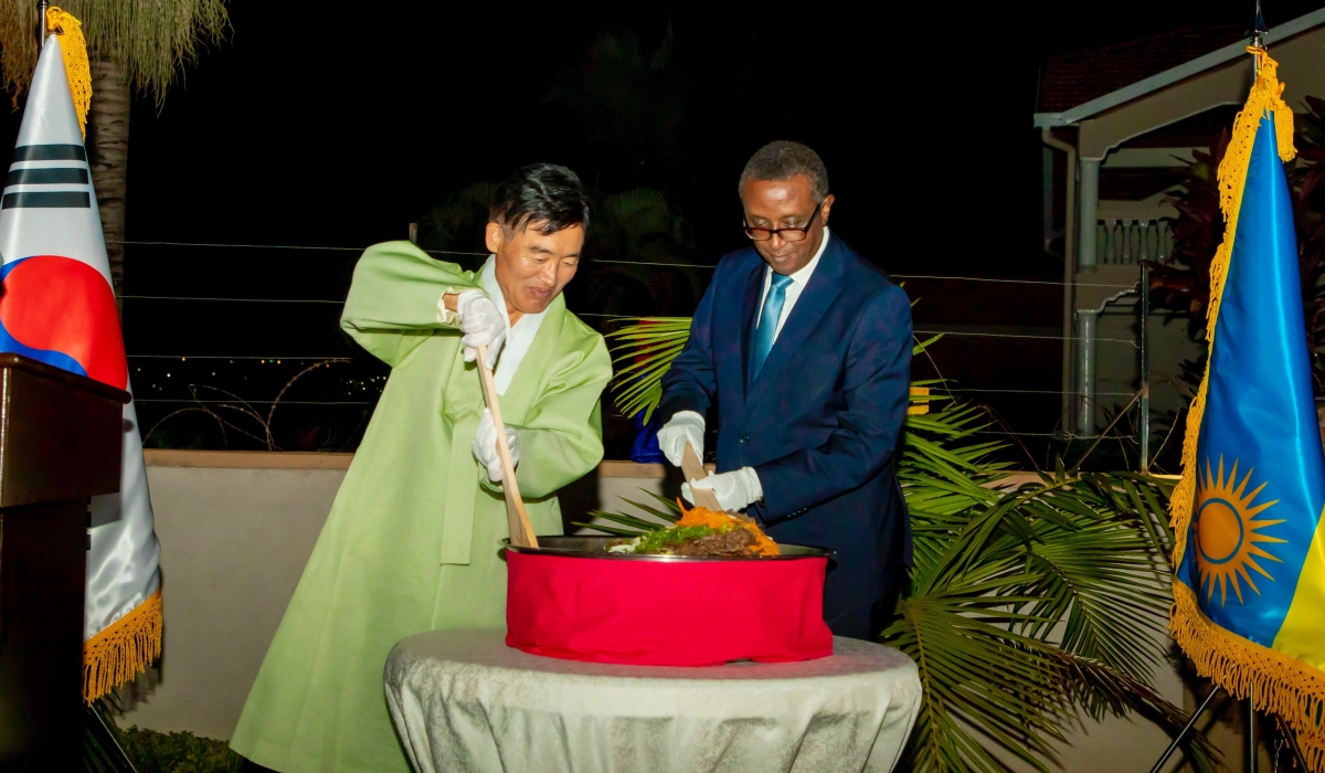 Ambassador Chae and Minister Biruta mixed the ingredients together to make a bibimbap, a popular traditional Korean dish at  the celebration of the National Foundation Day in Kigali. Courtesy