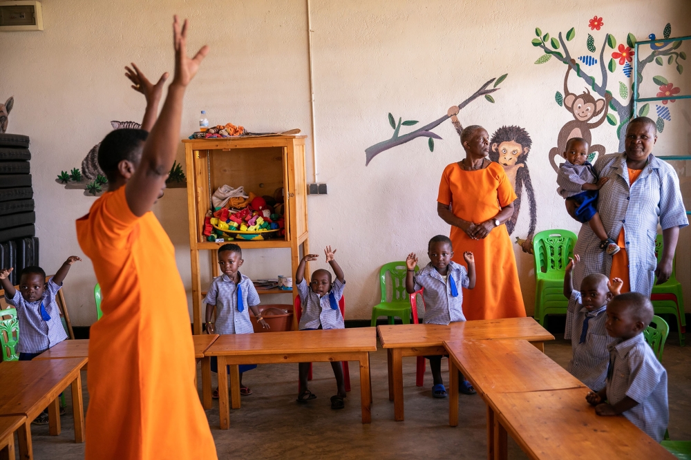 An inmate at Muhanga Prison during an ECD class teaching her students their body parts in English. 
Photos: Olivier Mugwiza.