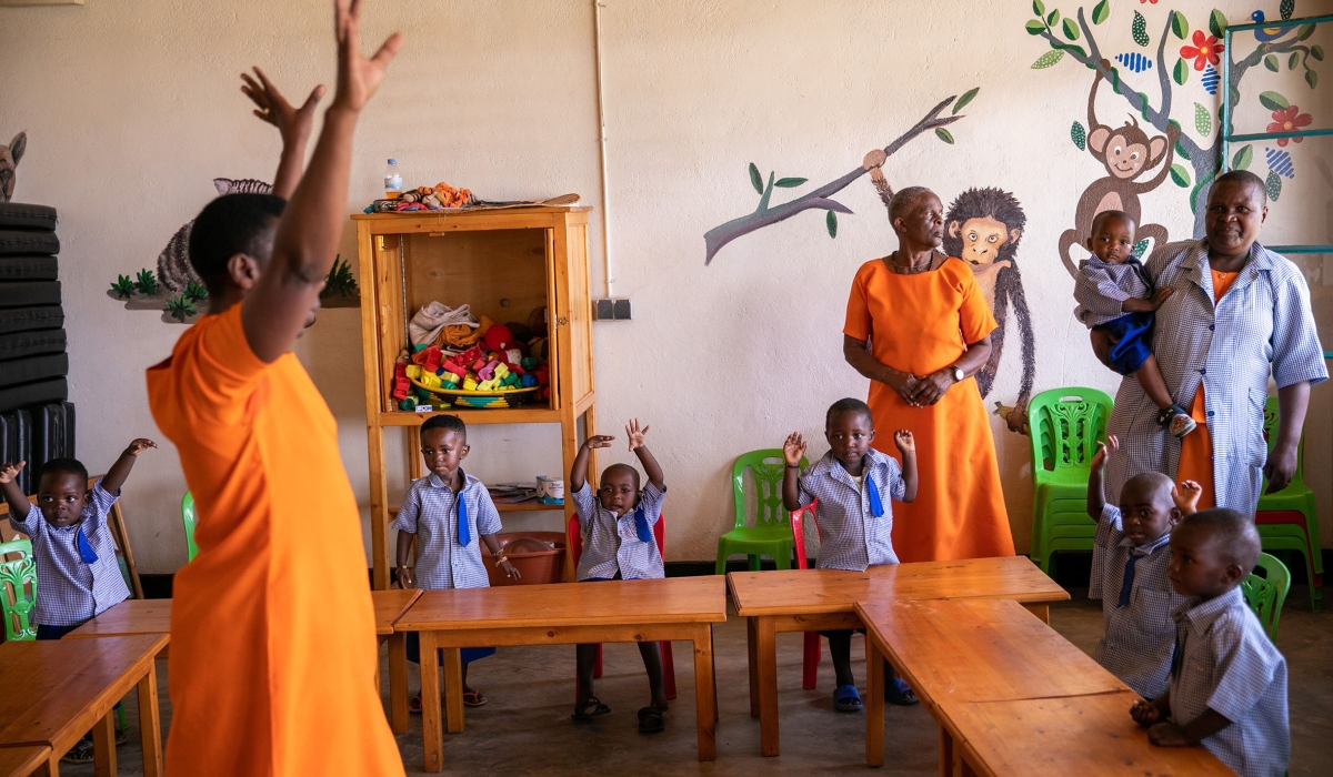 An inmate at Muhanga Prison during an ECD class teaching her students their body parts in English. 
Photos: Olivier Mugwiza.
