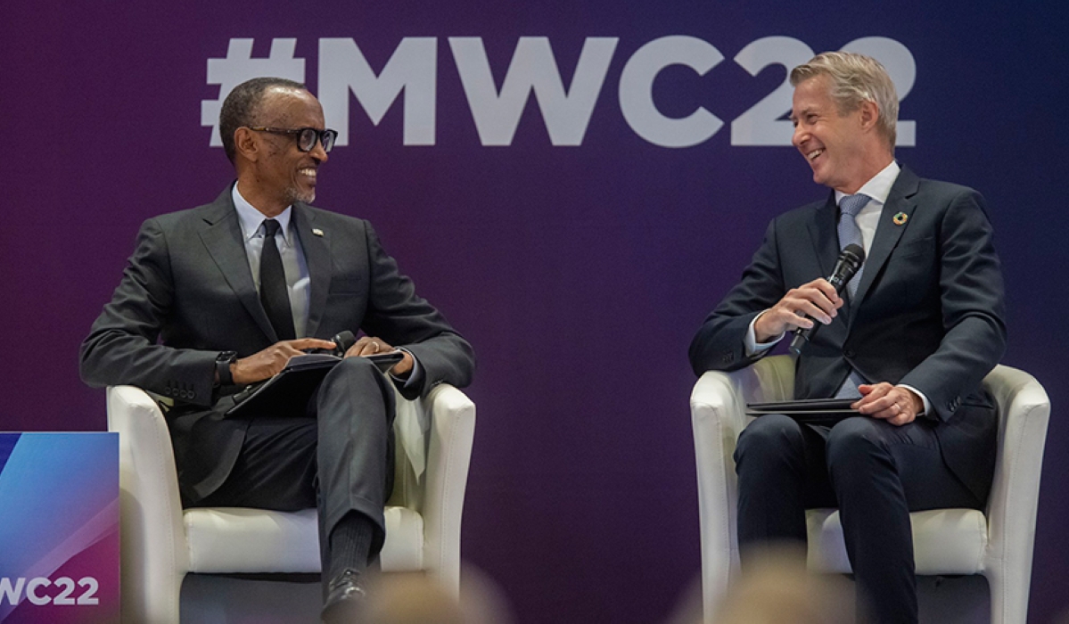 President Paul Kagame interacts with Mats Granryd, the Director General of the Global System for Mobile Communications
Association (GSMA), on Day I of the inaugural Mobile World Congress Africa in Kigali, on Tuesday, October 25. Addressing
over 2000 delegates drawn from 99 countries earlier, Kagame said deliberate efforts are needed to forge private-public
partnerships to bridge internet usage gaps. Photo: Village Urugwiro.