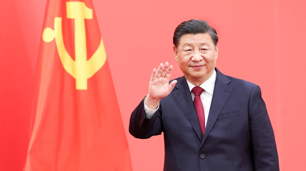 Xi Jinping, general secretary of the CPC Central Committee, waves to journalists at the Great Hall of the People in Beijing, Oct. 23, 2022. (Xinhua/Pang Xinglei)