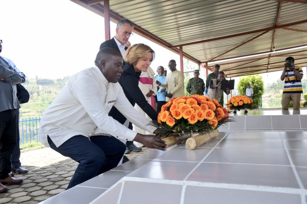 Flanked by Minister Gatabazi, the Minister President of Rhineland-Palatinate Malu Dreyer laid a wreath to pay tribute to the victims