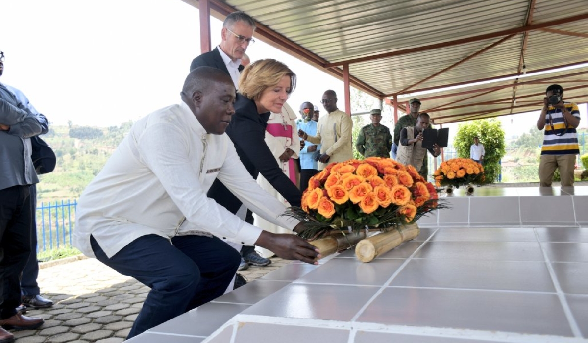 Flanked by Minister Gatabazi, the Minister President of Rhineland-Palatinate Malu Dreyer laid a wreath to pay tribute to the victims