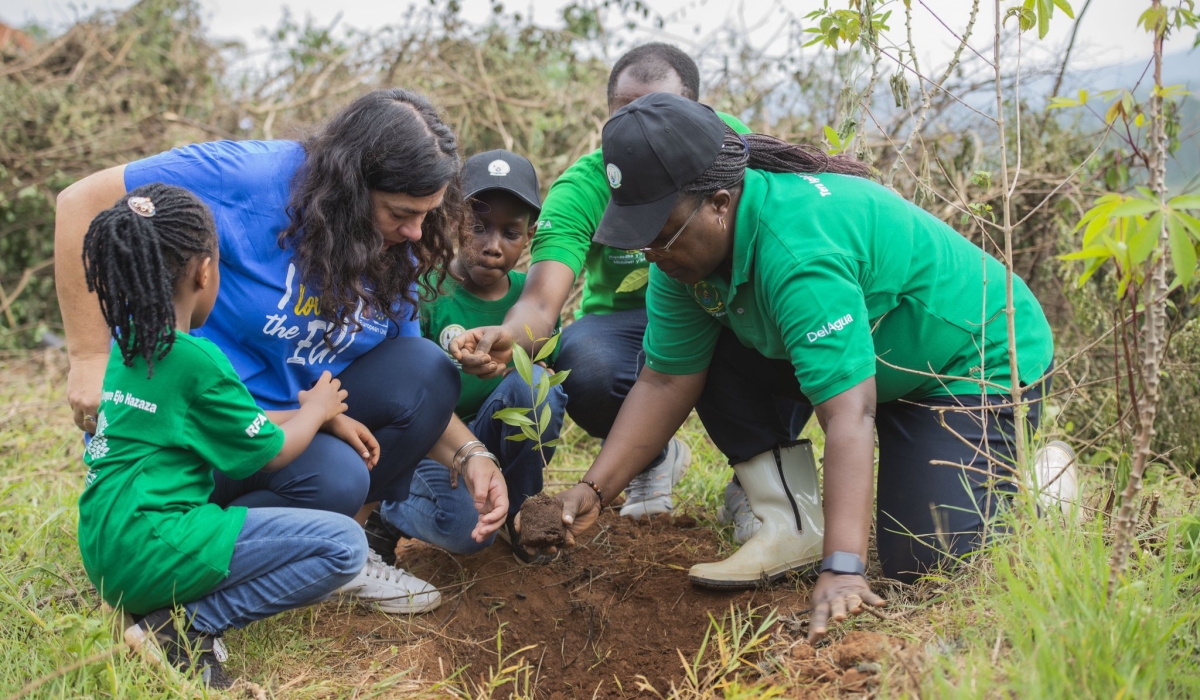 Mujawamariya joined with the Diplomatic Corps, development partners, young people and communities to participate in Umuganda at the Kigali Special Economic Zone.