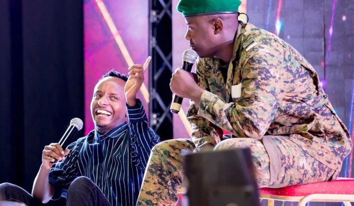 Seth (L) of Zuby Comedy jokes around with Killerman during he show. / All photos by Inyarwanda.com