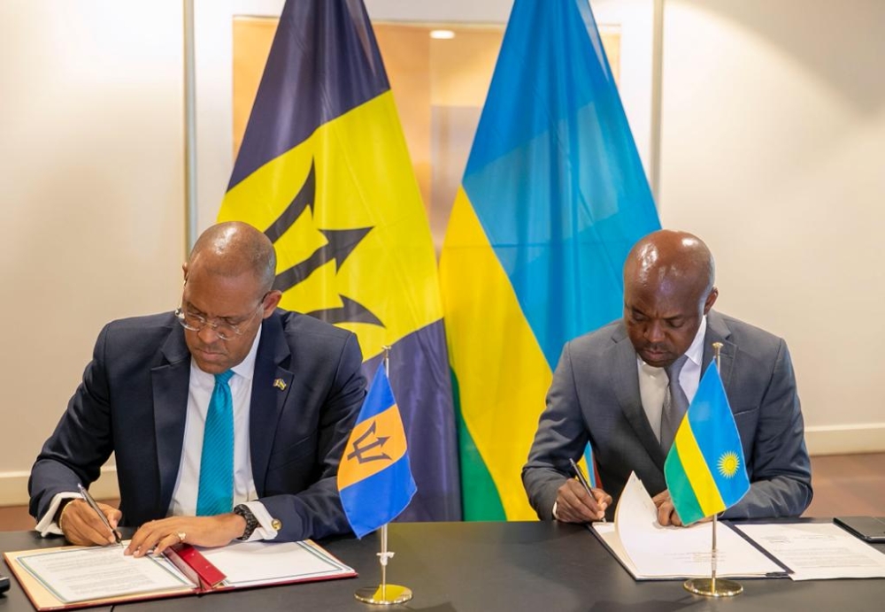 Minister of Infrastructure, Ernest Nsabimana and Kerrie Symmonds, Minister of Foreign Affairs and Foreign Trade of Barbados sign an air agreement in Kigali on November 9. / Courtesy
