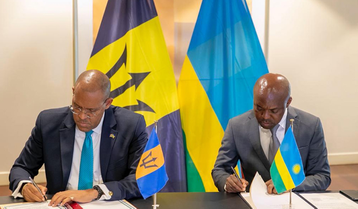 Minister of Infrastructure, Ernest Nsabimana and Kerrie Symmonds, Minister of Foreign Affairs and
Foreign Trade of Barbados sign a Bilateral Air Service Agreement in Kigali on November 9. Photo: Courtesy.