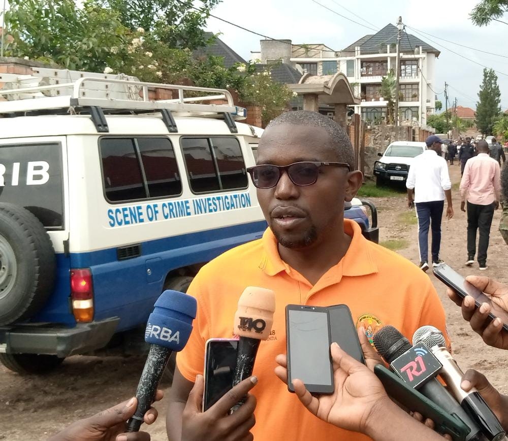 Ildephonse Kambogo, the Mayor for Rubavu District speaks to the media at La Petite Barriere border on November 19. Photo by Germain Nsanzimana