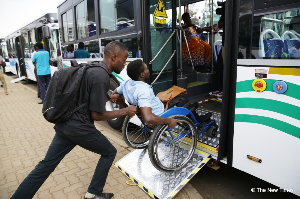 Commuters board buses in Kigali on August 30, 2019. According to the Rwanda Environment
Management Authority, the country targets to electrify 20% of its public transport buses, by 2030.
Photo: Craish Bahizi.
