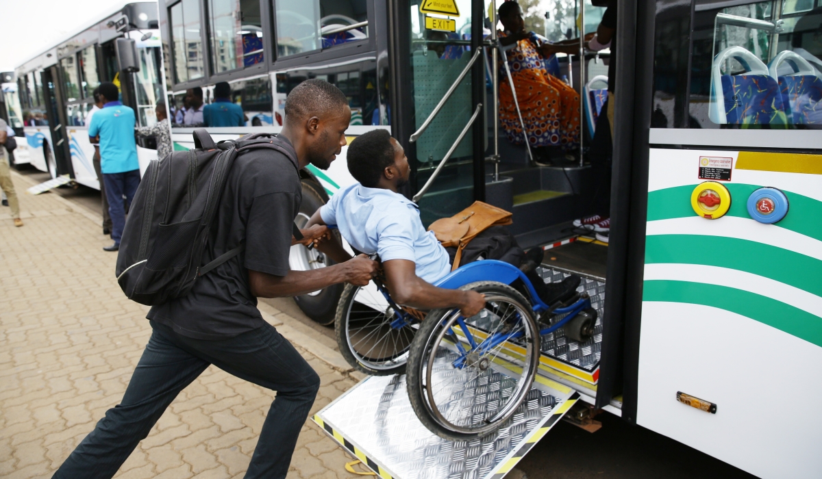 Commuters board buses in Kigali on August 30, 2019. According to the Rwanda Environment
Management Authority, the country targets to electrify 20% of its public transport buses, by 2030.
Photo: Craish Bahizi.