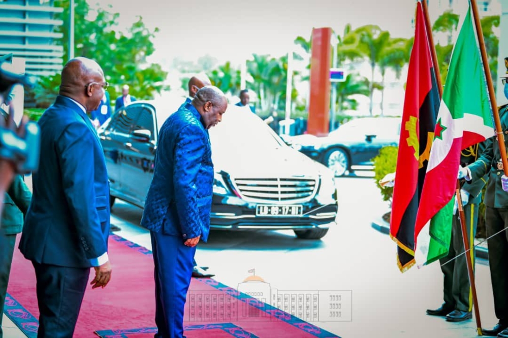 Upon his arrival in Luanda, President Evariste Ndayishimiye was received by Tete Antonio, Angolan Minister of Foreign Affairs. Courtesy