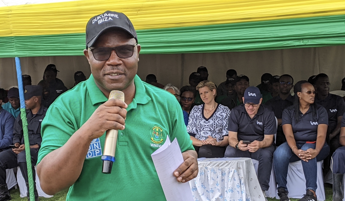 Minister Jean-Claude Musabyimana speaks to residents of Rubavu  after Saturday&#039;s community work in Busasamana Sector/Photo by Germain Nsanzimana