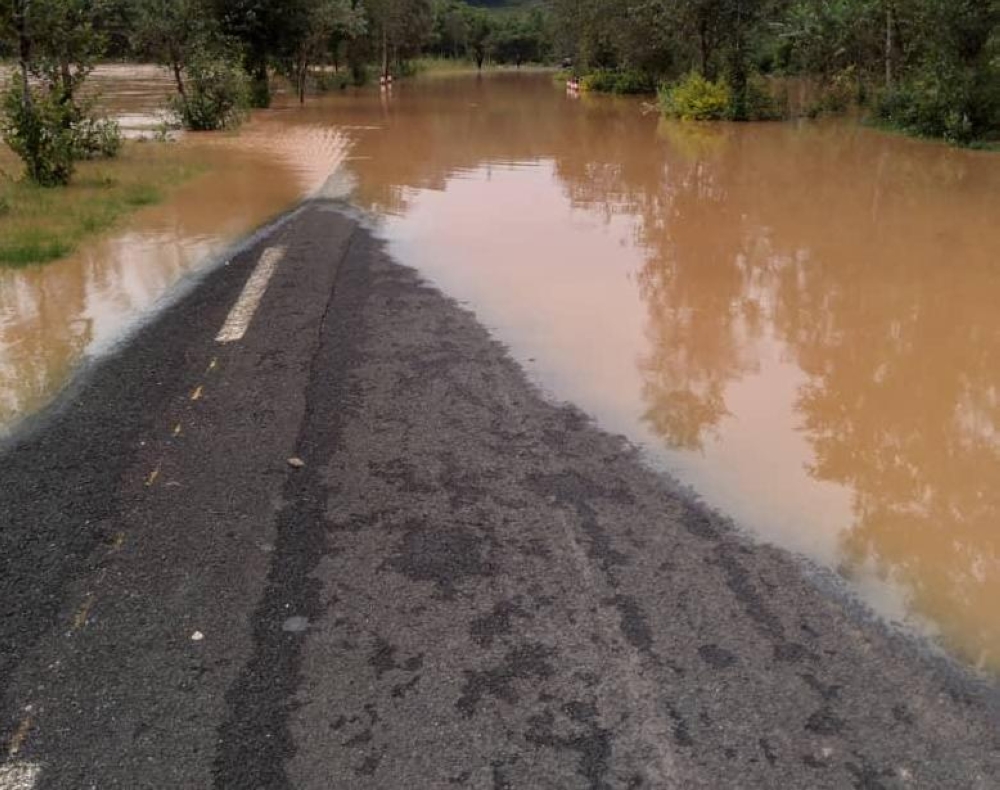 Floods have paralyzed traffics in Muhanga Ngororero road near Cyome bridge. Courtesy