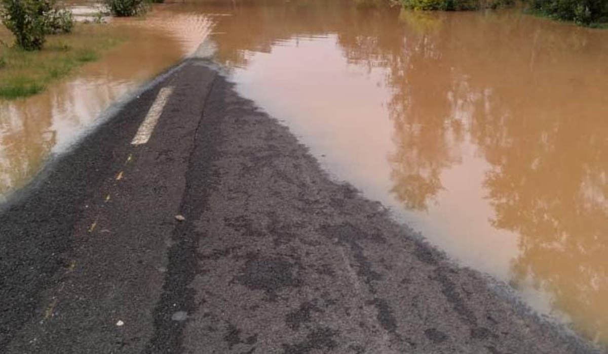 Floods have paralyzed traffics in Muhanga Ngororero road near Cyome bridge. Courtesy