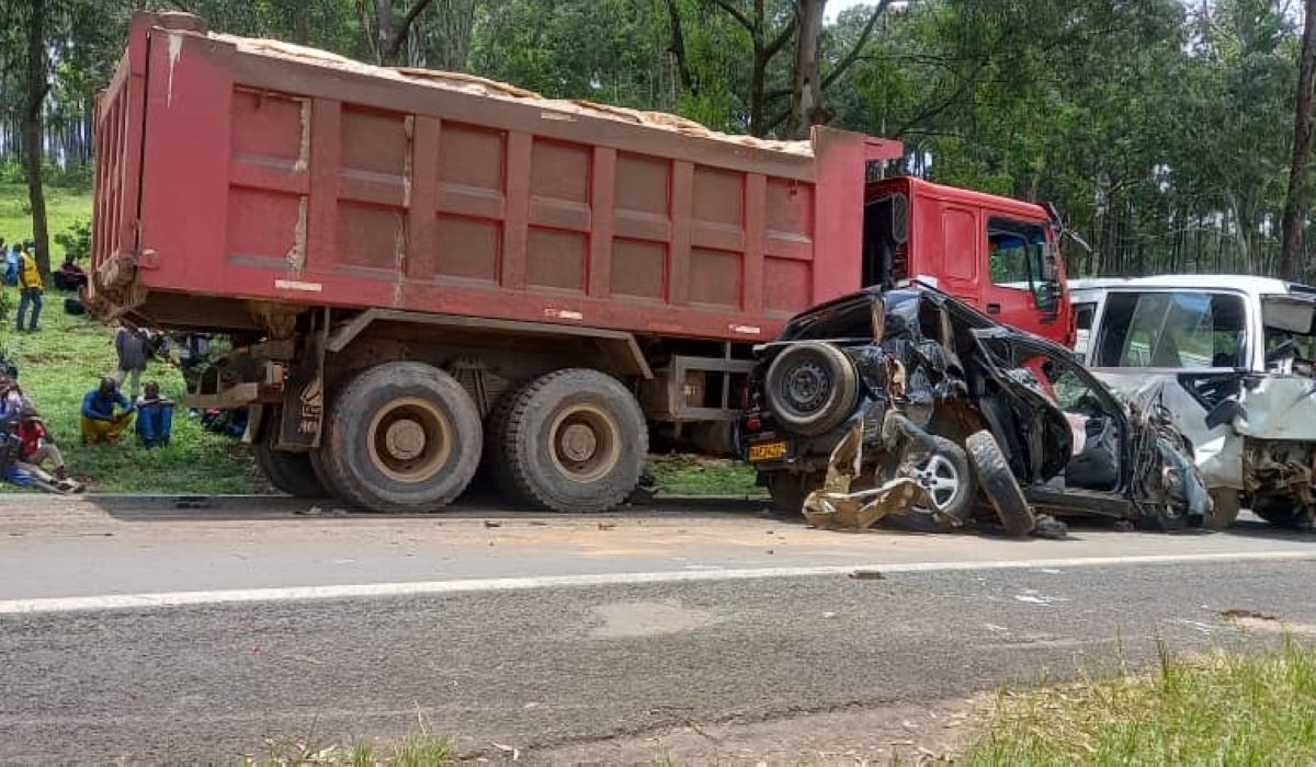 A scene of accident that involved a HOWO truck that collided with other vehicules in Kamonyi. Owners of HOWO say the recent accidents involving their trucks were not as a result of technical issues but incompetence of drivers.