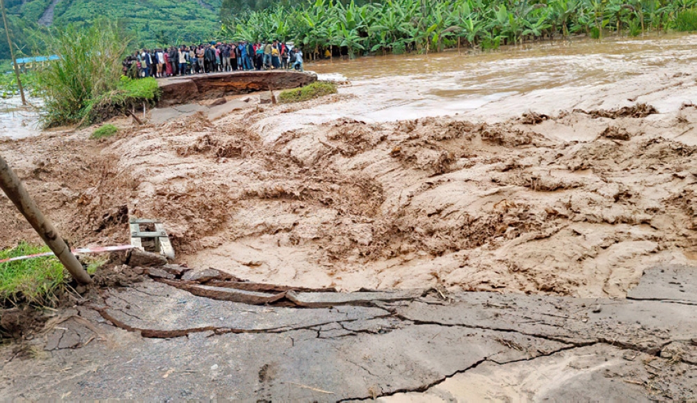 Stranded residents watch how floods destroyed a bridge in Gakenke District in 2020. / Photo: File