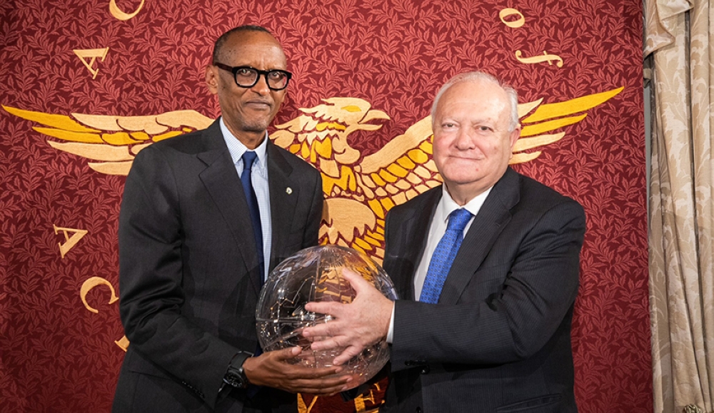 President Paul Kagame receives the 2022 Outstanding African Leadership Award for exemplary Covid-19 response. Photo by Village Urugwiro
