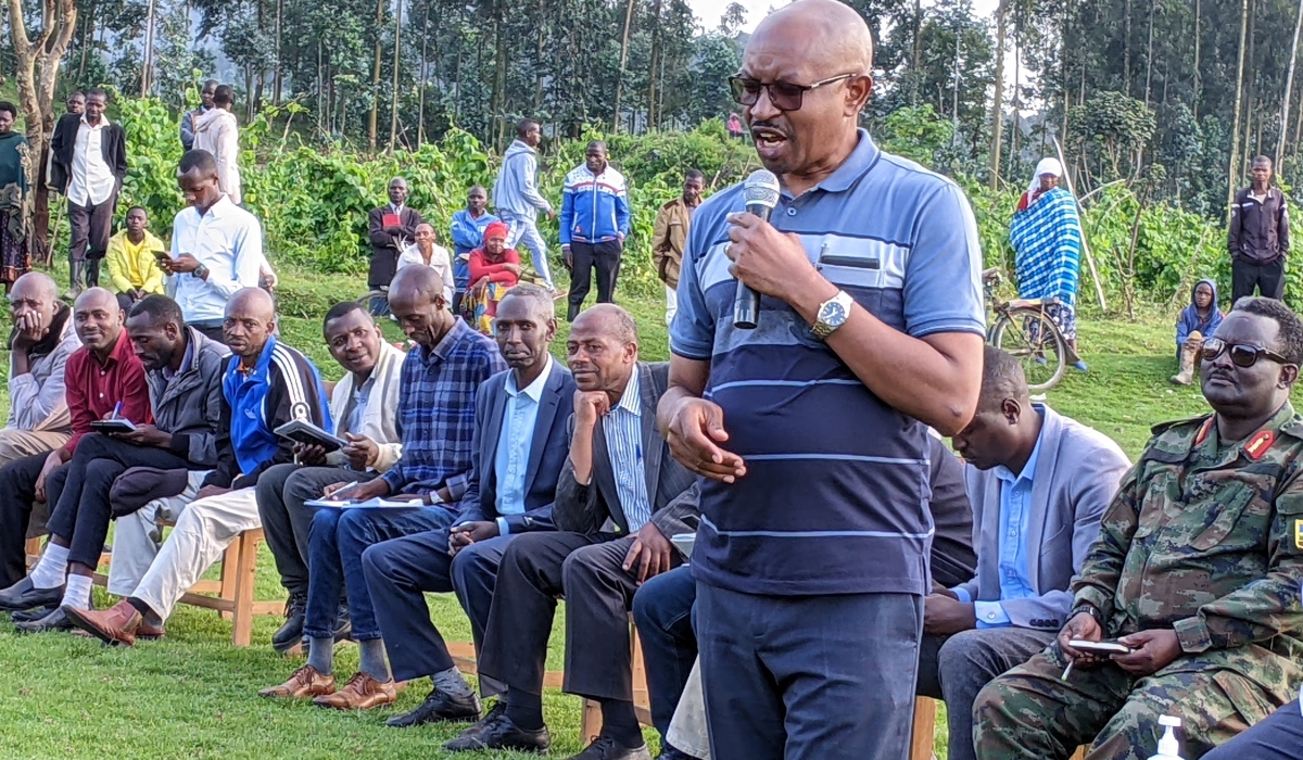 Minister of Interior, Alfred Gasana, speaking to Rubavu residents on December 20 in Bugeshi sector. Photos by Germain Nsanzimana