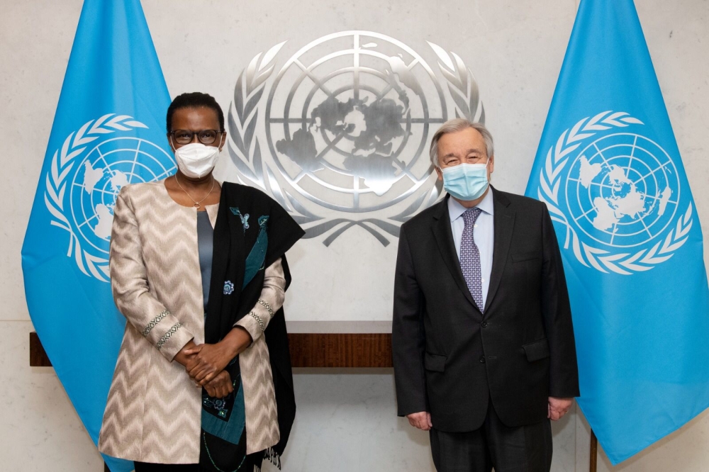 Amb. Valentine Rugwabiza poses with UN Secretary General Antonio Guterres as she concluded her tour of duty as Permanent Representative of Rwanda
to the UN Headquarters in New York on Wednesday, February 23. Amb. Rugwabiza is the Special Representative of the Secretary-General for the Central
African Republic and Head of the United Nations Multidimensional Integrated Stabilization Mission in the Central African Republic. Photos: Courtesy.