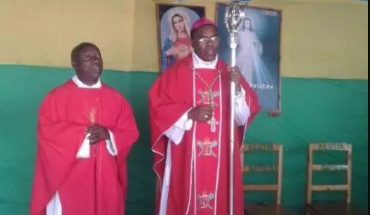 (L-R)Father Edouard Ntuliye and the Bishop of Nyundo, Anaclet Mwumvaneza. The Bishop Mwumvaneza announced that Ntuliye had passed on from Kabgayi Hospital. File