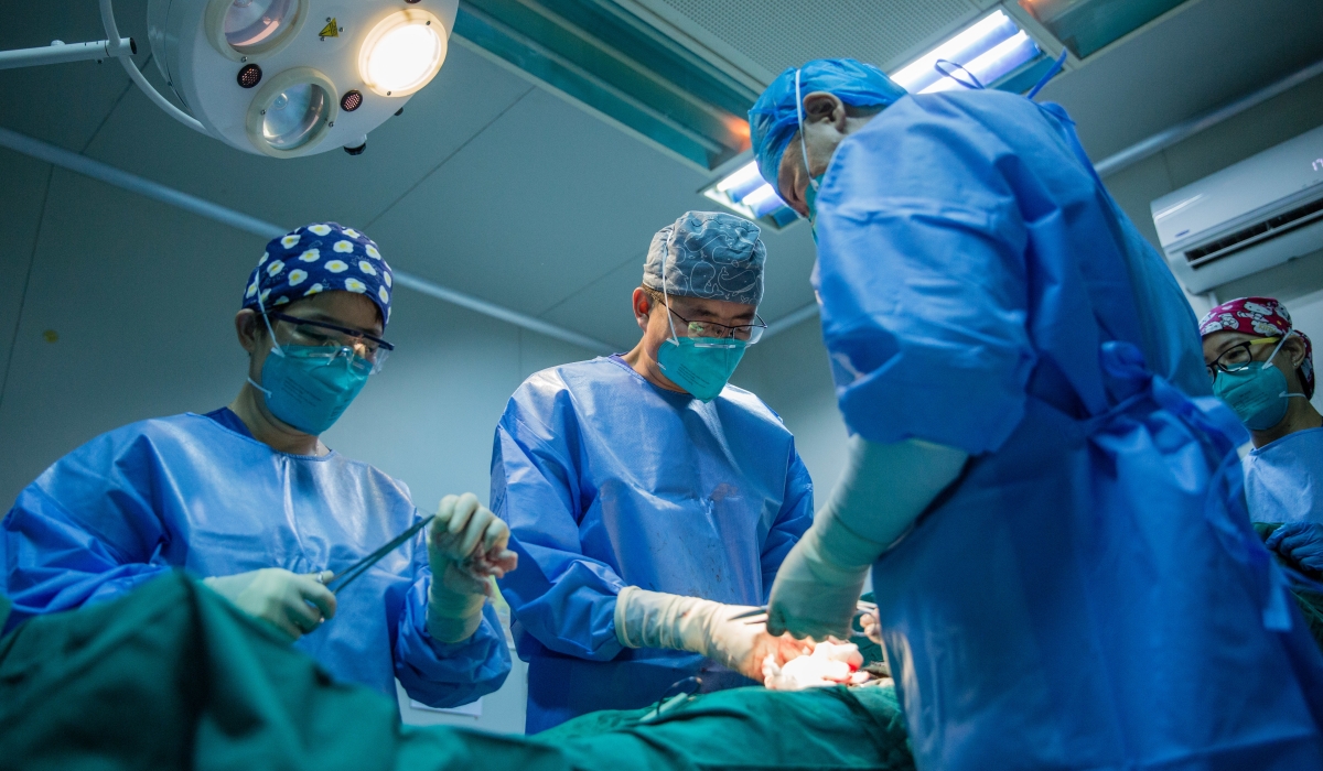 Chinese experts during a medical operation at Masaka Hospital. This year, the 22nd Chinese Medical Team composed of 15 members handled 12,291 cases, of which some 1200 were surgeries. Photo by Dan Nsengiyumva.