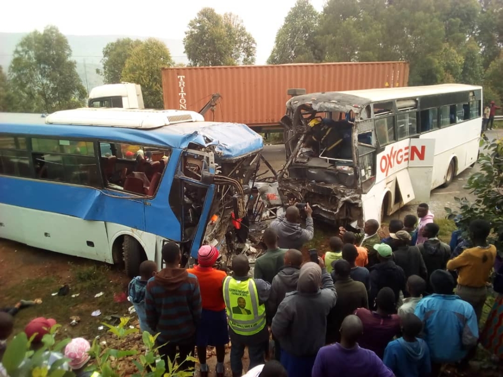 At least six people are reported to have perished in a fatal accident involving a Rwandan bus and a Kenyan one, in Western Uganda early Friday morning. Courtesy