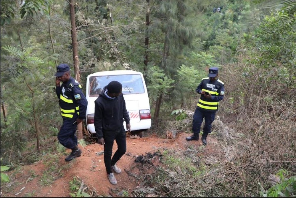 Traffic Police officers visit a scene of school bus accident at Kicukiro. A special campaign is going on in which school buses are stopped and put under mechanical inspection to ascertain their roadworthiness, Craish Bahizi