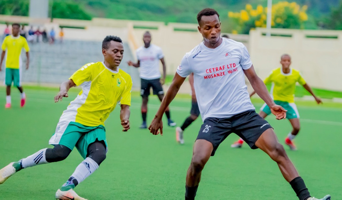 The Nigerian midfielder Nicholas Ayomide Ashade (in white) who previously played in Equatorial Guinea is one of the three new players signed by Musanze FC.